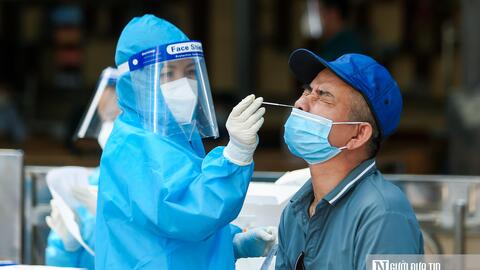 Kit test nhanh Covid-19: Loạn giá và “cháy hàng”