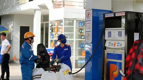 Giảm thuế để 'hạ nhiệt' xăng dầu: Cần làm ngay