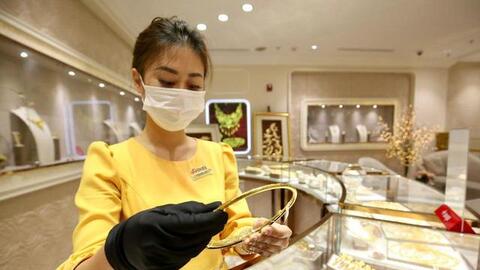 Sau khi 'ngất ngưởng' lên đỉnh, vàng lao dốc, người mua lỗ 4,5 triệu đồng/mỗi lượng