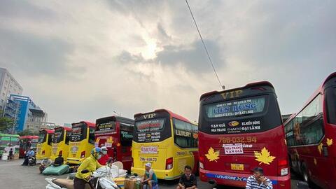 Giá xăng dầu tăng mạnh, nhiều nhà xe điêu đứng: “Dịch đã khó rồi mà xăng còn tăng cao nữa, phải bán nhà để gồng thôi”