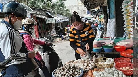 Giá trứng, gạo, dầu ăn, mì tôm... đồng loạt tăng, người tiêu dùng choáng váng