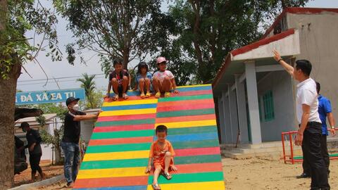 Mang sân chơi giáo dục đến với trẻ em buôn làng vùng sâu