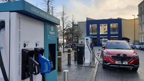 Đang kiếm lợi nhuận khổng lồ từ giá nhiên liệu tăng, các nhà xuất khẩu dầu sợ người dân quay lưng chuyển sang mua xe điện