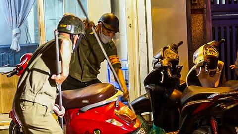 Hà Nội: Thả chó ra đường, chủ nhân ngậm ngùi nộp phạt 1,5 triệu đồng