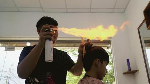 Dịch vụ lạ vừa xuất hiện ở TP.HCM: Hớt tóc bằng lửa, thử thách thực sự cho các bạn trẻ yêu thích "cảm giác mạnh"