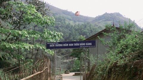 Chuyện 2 thầy giáo "gà trống nuôi trẻ vùng cao", dành tâm huyết nửa đời người gieo ước mơ nơi khoảng trời heo hút