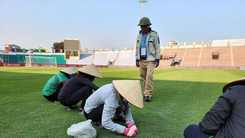 BTC SEA Games cho nhặt từng ngọn cỏ úa, chăm chút tỉ mỉ sân Việt Trì trước ngày mở màn