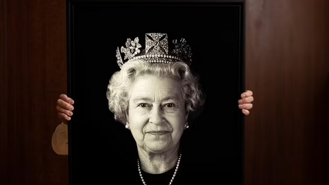 Bức chân dung chưa từng thấy của Nữ hoàng Anh được công bố với báu vật đặc biệt 200 năm tuổi, hiếm có khó tìm