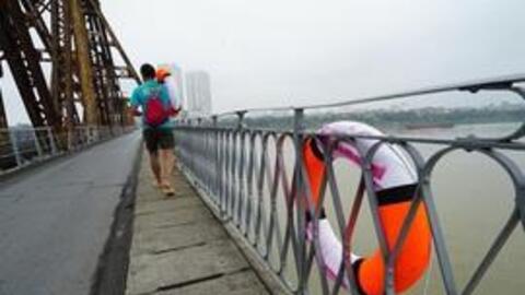 Lắp nhiều phao cứu sinh trên các cây cầu ở Hà Nội