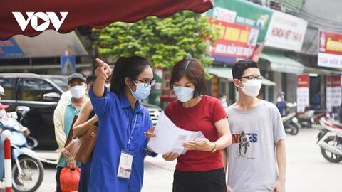 Sĩ tử Hà Nội đội nắng làm thủ tục thi vào lớp 10 công lập