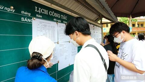 Đăng ký 122 nguyện vọng xét tuyển, nam sinh choáng khi nộp tiền lệ phí