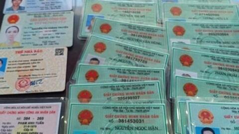 Làm giả chứng minh nhân dân để mở tài khoản ngân hàng rồi rao bán trên mạng xã hội