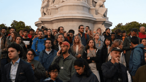 Người dân Anh đẫm nước mắt khóc thương Nữ hoàng