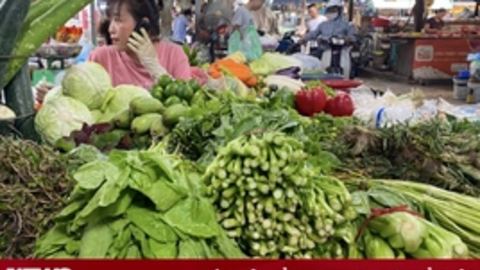 Giá xăng rẻ nhất từ đầu năm: Rau xanh, thực phẩm vẫn đắt đỏ