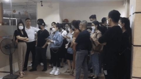 Hàng trăm phụ huynh đi đòi lại tiền học phí tiếng Anh