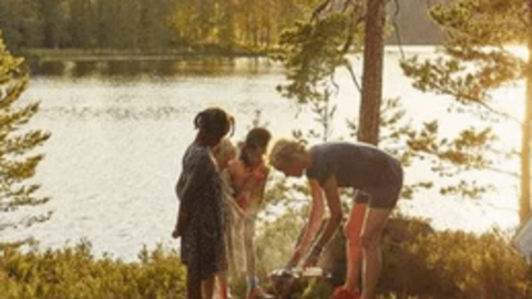 Người Thụy Điển được khuyến khích tận hưởng cuộc sống, vào rừng chơi được tặng tiền