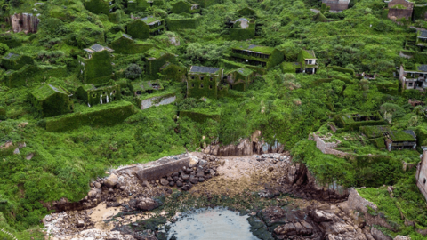 Làng cổ bị thiên nhiên "nuốt chửng" ở Trung Quốc