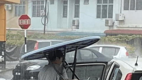 Malaysia: Bức ảnh người mẹ "che ô" cho con khiến nhiều người xúc động