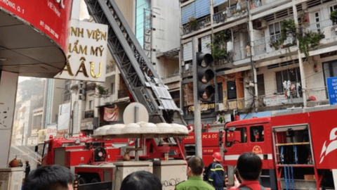 Cháy lớn gần chợ Bến Thành