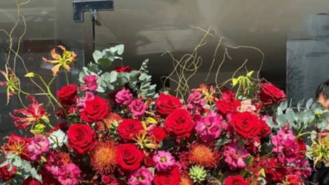Cận cảnh những bó hoa 20/10 giá hàng chục triệu đồng