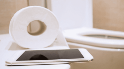 Dừng ngay thói quen dùng điện thoại trong nhà vệ sinh nếu bạn không muốn mắc bệnh