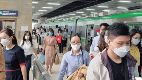 Mệt mỏi với xăng dầu, nhiều người chuyển sang phương tiện công cộng