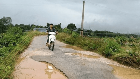Đoạn đường chằng chịt ổ trâu, ổ voi, dân 2 huyện ở Thanh Hóa khốn khổ