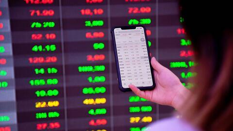 Lăng kính chứng khoán 18/11: Gặp áp lực chốt lời, thị trường khó đột phá