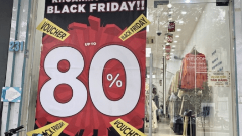 Black Friday: Thời trang giảm giá "sập sàn" tới 80%, khách vẫn thờ ơ