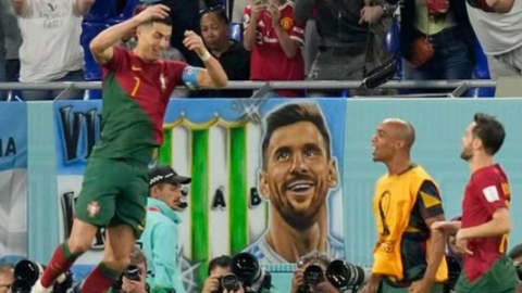 Hài hước: Ronaldo ghi bàn, Messi ngước nhìn ngưỡng mộ?!!!