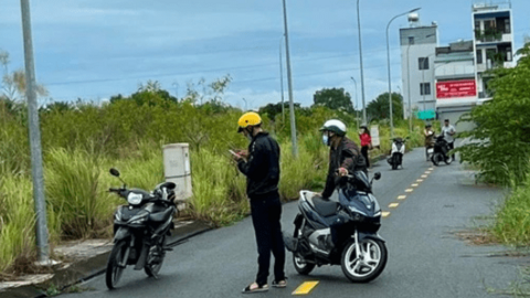 Nhà đầu tư bất động sản: “Mấy tháng nay, tôi sống bằng tiền cầm sổ đỏ”