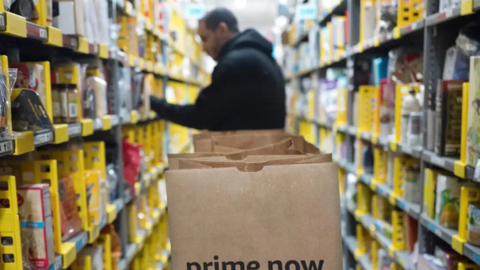 Nhân viên Amazon kiệt quệ cả thể chất lẫn tinh thần khi Giáng sinh gần kề: “Ngày nào tôi cũng khóc”