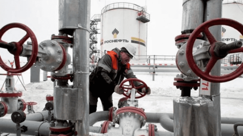 Giới buôn bán dầu mỏ loay hoay giải mã biện pháp áp giá trần dầu Nga