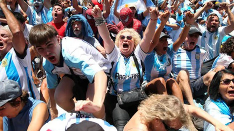 Lionel Messi mang hạnh phúc giữa thực tại Argentina lạm phát gần 100%: Một khoảnh khắc ví như ‘thống nhất đất nước’