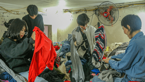 Hà Nội: “Bơi” giữa đống đồ si chất cao như núi để tìm được quần áo rẻ đẹp dịp cuối năm