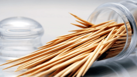 Chuyên gia cảnh báo những tác hại khôn lường khi dùng tăm xỉa răng: Nhẹ thì rách mô nướu, nặng thì gây nhiễm trùng, phá vỡ thủ thuật nha khoa