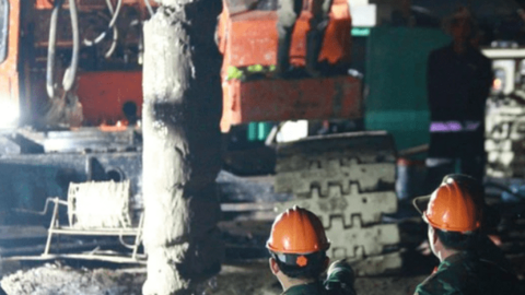 Tiếp tục nỗ lực đưa thi thể cháu bé khỏi cọc bê tông sâu 35m