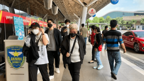 Đông nghịt người về quê đón Tết ở sân bay Tân Sơn Nhất