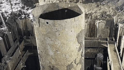 Bé trai 10 tuổi lọt xuống trụ bê tông sâu 35m: Đã đào được đến độ sâu 10m