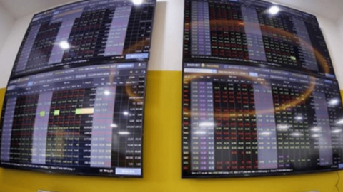 Hai tháng miệt mài 'gom hàng' của khối ngoại