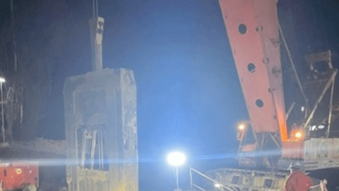 Vụ bé trai lọt trụ bê tông: Đã đưa được đốt cọc thứ nhất dài 12m lên mặt đất