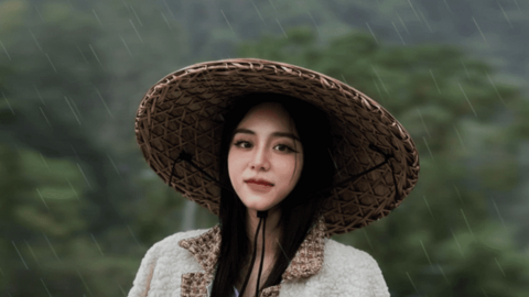 Minh Thu - hiện tượng mạng từng gây ồn ào hiện tại: Nhan sắc và style khác lạ, rộ tin đã bỏ nghề dạy học?