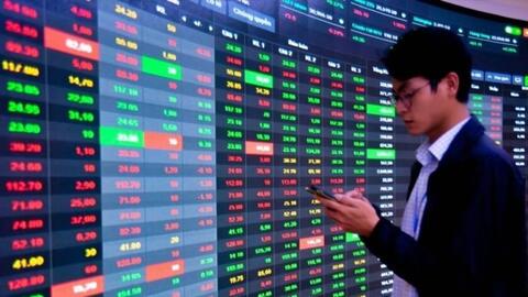 Lăng kính chứng khoán: Ngừng mua mới và tiếp tục theo dõi