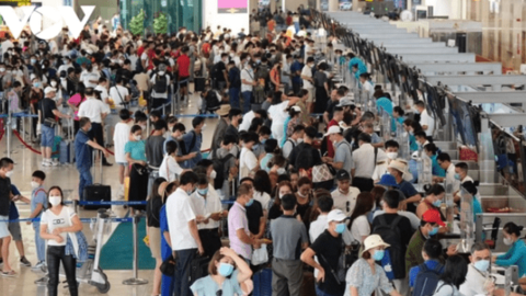 Hạn chế người thân đón, tiễn vào giờ cao điểm ở sân bay Nội Bài