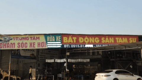 Văn phòng môi giới bất động sản “cửa đóng then cài”, thành nơi rửa xe