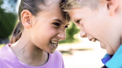 Con đi học bị bạn bắt nạt, giáo sư nói: "Khuyên con đi nói với giáo viên là đang hại con mình", cha mẹ khôn ngoan nên xử lý theo cách này!