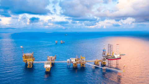 Phát triển cân đối ngành dầu khí từ hạ nguồn đến thượng nguồn