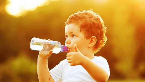 Bé trai 15 tháng tử vong sau khi uống oresol pha sai tỷ lệ: Những kiến thức quan trọng bố mẹ cần nhớ