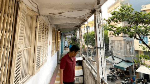 TP HCM: Di dời dân khỏi chung cư Tôn Thất Thuyết sau sự cố sập hành lang