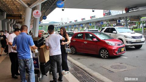 Sân bay Tân Sơn Nhất tăng phí taxi, hành khách ngán ngẩm khi bắt xe